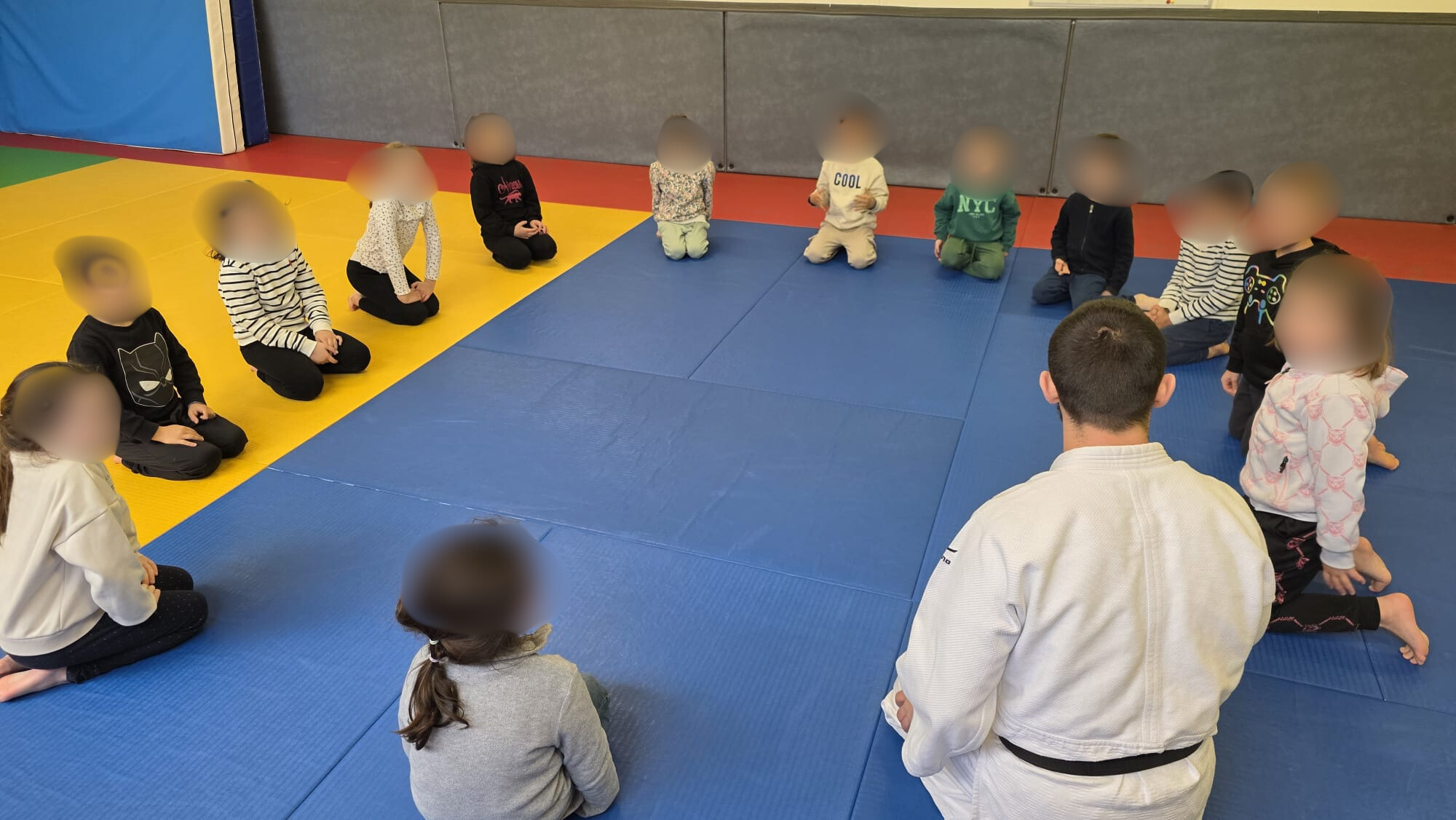 Groupe d'élèves de CP et CE1 sur le tatami du Dojo Dornois