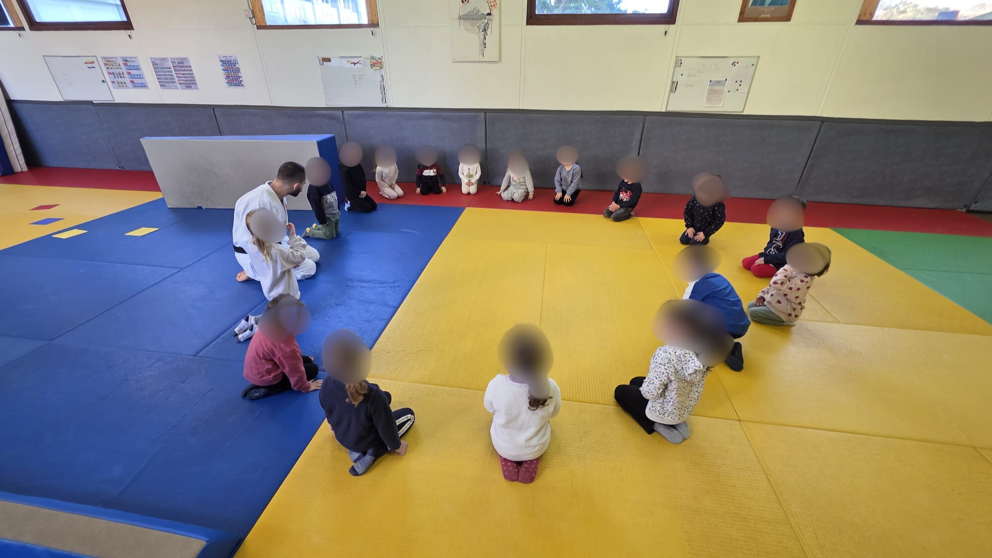 Enfants saluant ou chute sur tatami